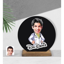 BK Kişiye Özel Erkek Doktor Karikatürlü Yuvarlak Ahşap Biblo-1