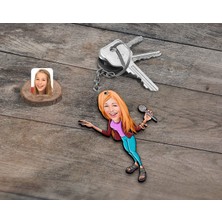 BK Kişiye Özel Şarkı Söyleyen Kız Karikatürlü Ahşap Anahtarlık-1