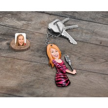 BK Kişiye Özel Şarkı Söyleyen Kız Karikatürlü Ahşap Anahtarlık-2