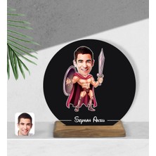 BK Kişiye Özel Spartalı Karikatürlü Yuvarlak Ahşap Biblo-1