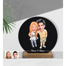 BK Kişiye Özel Sevgililer Karikatürlü Yuvarlak Ahşap Biblo-98