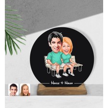 BK Kişiye Özel Sevgililer Karikatürlü Yuvarlak Ahşap Biblo-55