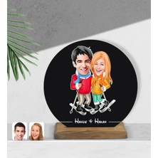 BK Kişiye Özel Sevgililer Karikatürlü Yuvarlak Ahşap BIBLO-107