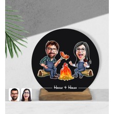 BK Kişiye Özel Sevgililer Karikatürlü Yuvarlak Ahşap Biblo-95