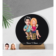 BK Kişiye Özel Sevgililer Karikatürlü Yuvarlak Ahşap Biblo-51