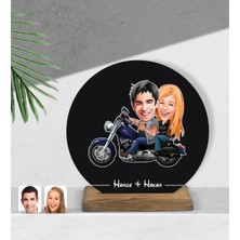 BK Kişiye Özel Motorcu Sevgililer Karikatürlü Yuvarlak Ahşap Biblo-1