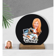 BK Kişiye Özel Kadın Bankacı Karikatürlü Yuvarlak Ahşap Biblo-1