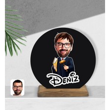 BK Kişiye Özel Erkek Hakim Karikatürlü Yuvarlak Ahşap Biblo-1