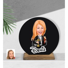 BK Kişiye Özel Kadın Avukat Karikatürlü Yuvarlak Ahşap Biblo-1