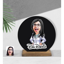 BK Kişiye Özel Kadın Doktor Karikatürlü Yuvarlak Ahşap Biblo-1