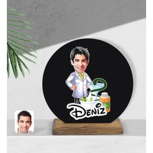 BK Kişiye Özel Erkek Eczacı Karikatürlü Yuvarlak Ahşap Biblo-2