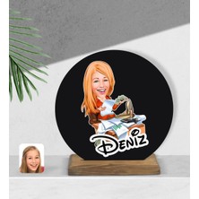BK Kişiye Özel Kadın Patron Karikatürlü Yuvarlak Ahşap Biblo-6