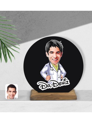 BK Kişiye Özel Erkek Doktor Karikatürlü Yuvarlak Ahşap Biblo-1