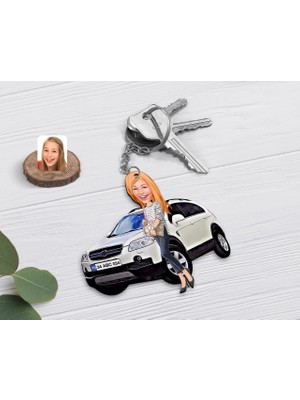 BK Kişiye Özel Bayan Chevrolet Captiva Figürlü Plakalı Ahşap Karikatür Anahtarlık