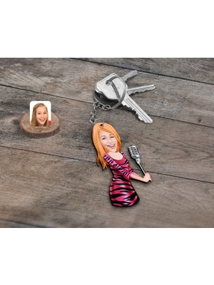 BK Kişiye Özel Şarkı Söyleyen Kız Karikatürlü Ahşap Anahtarlık-2