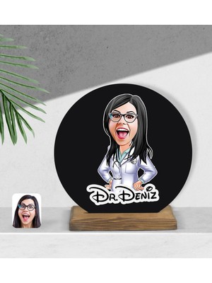 BK Kişiye Özel Kadın Doktor Karikatürlü Yuvarlak Ahşap Biblo-1