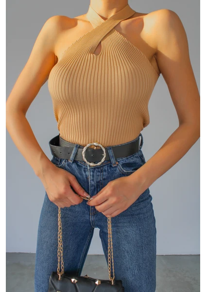 Fav Style Kadın Damla Pencere Detaylı Boyundan Geçmeli Triko Crop Bluz Bej