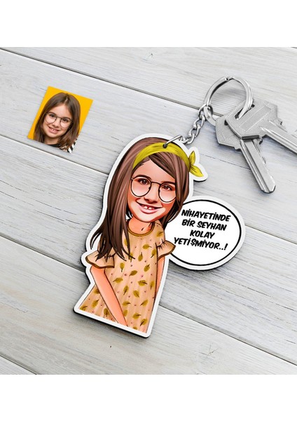 Kişiye Özel Kız Çocuk Kolay Yetişmiyor Karikatürlü Ahşap Anahtarlık-2