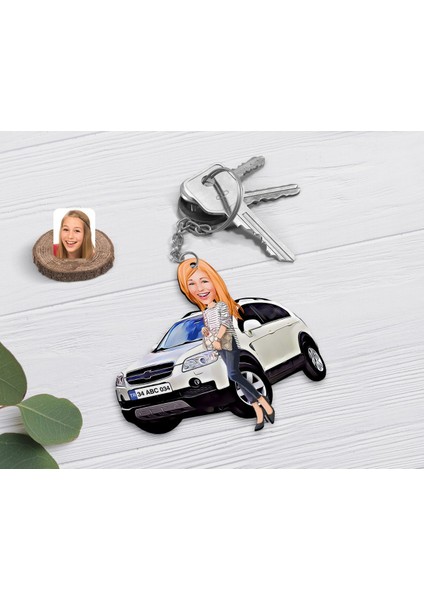 Kişiye Özel Bayan Chevrolet Captiva Figürlü Plakalı Ahşap Karikatür Anahtarlık