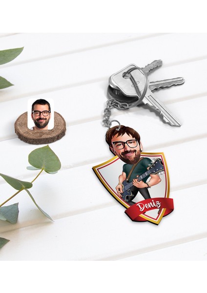 Kişiye Özel Isimli Erkek Gitarist Karikatürlü Ahşap Anahtarlık-1