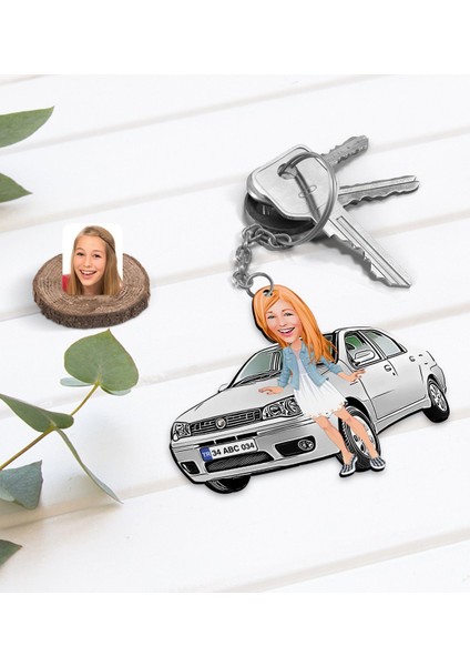 Kişiye Özel Kadın Fiat Albea Figürlü Plakalı Ahşap Karikatür Anahtarlık-2