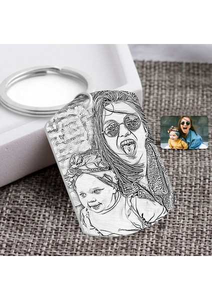 Kişiye Özel Tam Boy Karakalem Anne ve Kız Karikatürlü Pleksi Anahtarlık-1
