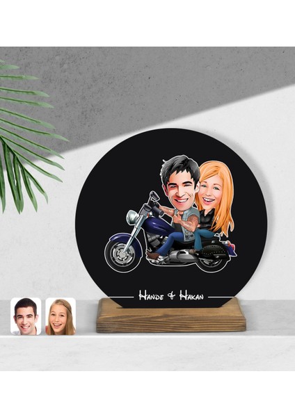 Kişiye Özel Motorcu Sevgililer Karikatürlü Yuvarlak Ahşap Biblo-1