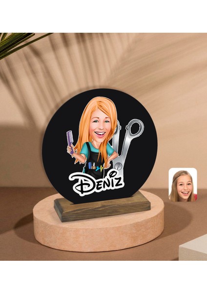 Kişiye Özel Kadın Kuaför Karikatürlü Yuvarlak Ahşap Biblo-1 fiyatları