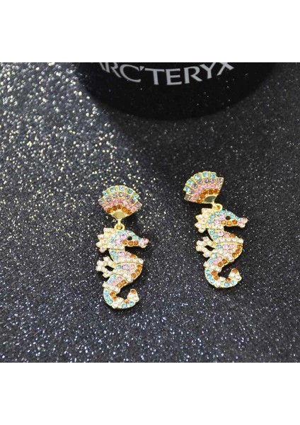 Yeni Deniz Atı Figürlü Kristal Taşlı 2'li Kadın Küpe fiyatları