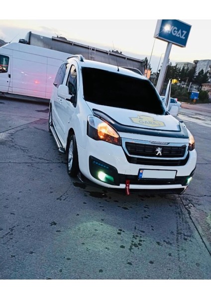 Peugeot Partner 2015 ve Üzeri Esnek Ayarlanabilir 3 Parça Kanatlı Piano Black Ön Lip modelleri