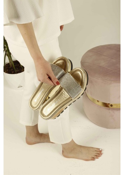 Kadın Dolgu Topuklu Taşlı Terlik Altın Ayna