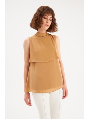 Sateen Aksesuar Detaylı Volanlı Bluz - Camel