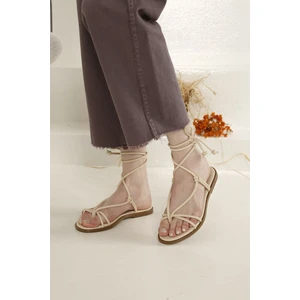 Kadın İpli Parmak Arası Sandalet Krem Renk %100 PU Deri Malzeme ile Şık Tasarım