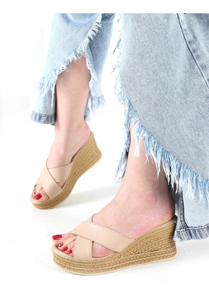 Kadın Çapraz Bantlı Dolgu Topuklu Terlik Nude Cilt