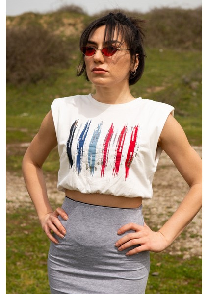 Beyaz Vatkalı Baskı Detaylı Crop T-Shirt