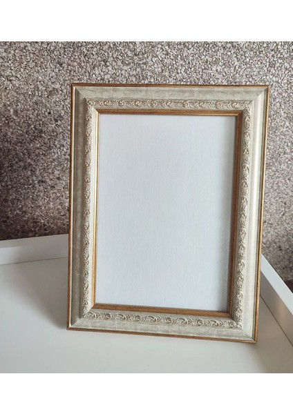 Beyaz Sarı Yaldızlı Oymalı Çerçeve