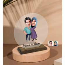 BK Kişiye Özel Sevgililer Karikatürlü Yuvarlak Ahşap Standlı Biblo-61