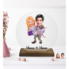 BK Kişiye Özel Sevgililer Karikatürlü Yuvarlak Ahşap Standlı Biblo-56