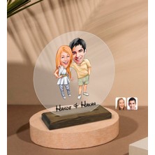 BK Kişiye Özel Sevgililer Karikatürlü Yuvarlak Ahşap Standlı Biblo-98
