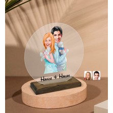 BK Kişiye Özel Sevgililer Karikatürlü Yuvarlak Ahşap Standlı Biblo-87