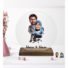 BK Kişiye Özel Sevgililer Karikatürlü Yuvarlak Ahşap Standlı Biblo-59
