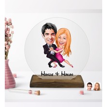 BK Kişiye Özel Sevgililer Karikatürlü Yuvarlak Ahşap Standlı Biblo-13