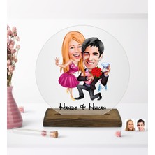 BK Kişiye Özel Sevgililer Karikatürlü Yuvarlak Ahşap Standlı Biblo-9