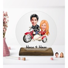 BK Kişiye Özel Sevgililer Karikatürlü Yuvarlak Ahşap Standlı Biblo-12