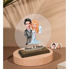 BK Kişiye Özel Evleniyoruz Karikatürlü Yuvarlak Ahşap Standlı Biblo-5