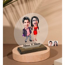 BK Kişiye Özel Sevgililer Karikatürlü Yuvarlak Ahşap Standlı Biblo-4