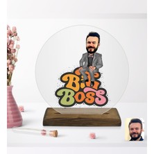 BK Kişiye Özel Erkek Big Boss Karikatürlü Yuvarlak Ahşap Standlı Biblo-3