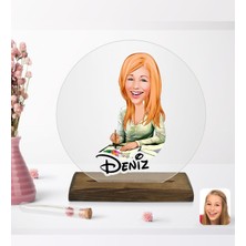 BK Kişiye Özel Kadın Grafik Tasarımcı Karikatürlü Yuvarlak Ahşap Standlı Biblo-1
