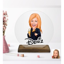 BK Kişiye Özel Kadın Hakim Karikatürlü Yuvarlak Ahşap Standlı Biblo-1