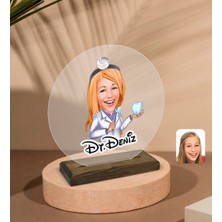 BK Kişiye Özel Kadın Diş Hekimi Karikatürlü Yuvarlak Ahşap Standlı Biblo-1